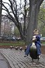 эти уточки одна из визитных карточек парка; · как ни придёшь вокруг всегра многолюдно, точнее многодетно... · А ещё они и украшаются перодически. · Если вы помните, то в одном из предыдущих альбомов на них были голубенькие шарфики. · А когда играли Red Sox, то у них были на шейках красные носочки повязаны